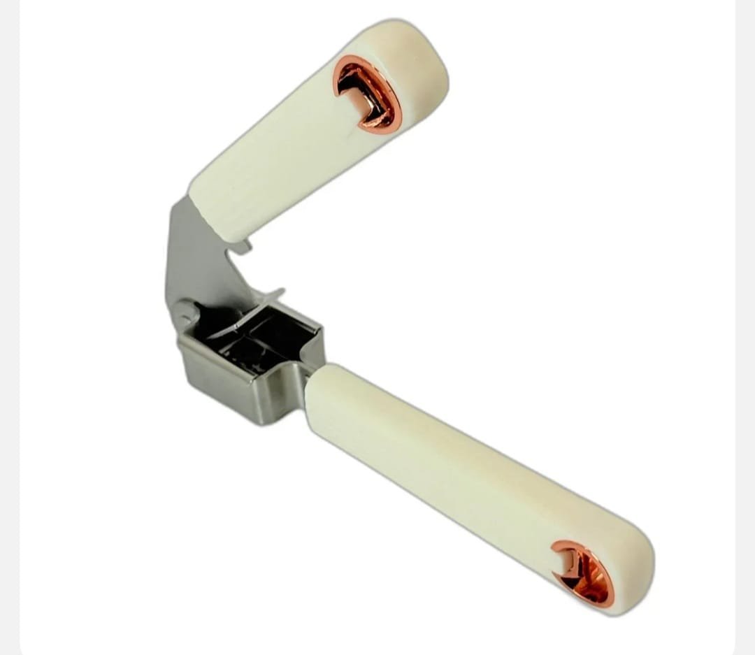 Presă pentru Usturoi din Inox cu Mânere Ergonomice – Rezistentă, Ușor de Utilizat, Ideală pentru Pisarea Rapidă a Usturoiului