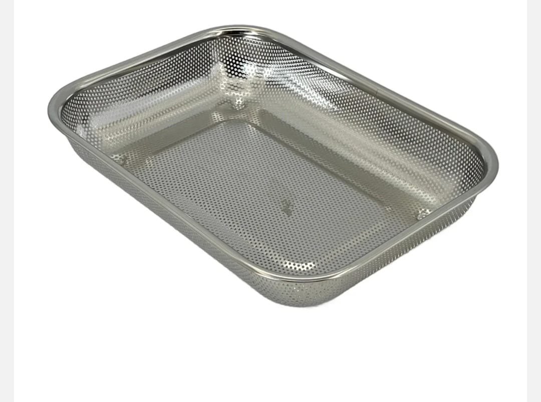Tava Perforata din Inox – Forma Rectangulara, Ideala pentru Scurgerea Vaselor, Fructelor sau pentru Coacere
