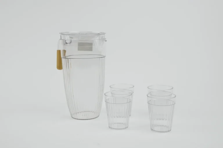 Set Carafa cu 6 Pahare din Plastic Transparent – Capacitate Generoasa, Perfect pentru Apa, Suc, Limonada si Picnic