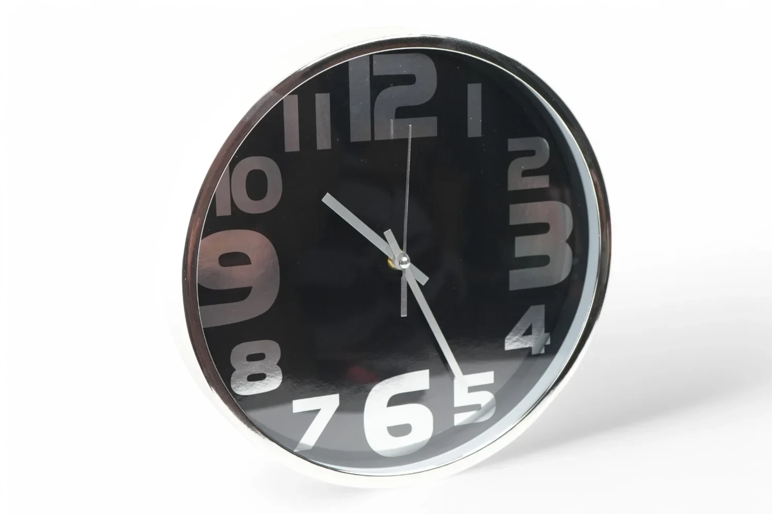 Ceas de Perete Modern, Diametru 30 cm – Cadran Negru cu Cifre Mari și Ramă Metalică, Ideal pentru Birou, Living sau Bucătărie