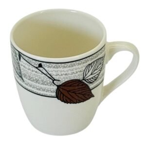 Cană decorativă cu mâner, model vegetal cu frunze maro pe fundal crem, design elegant pentru servirea băuturilor